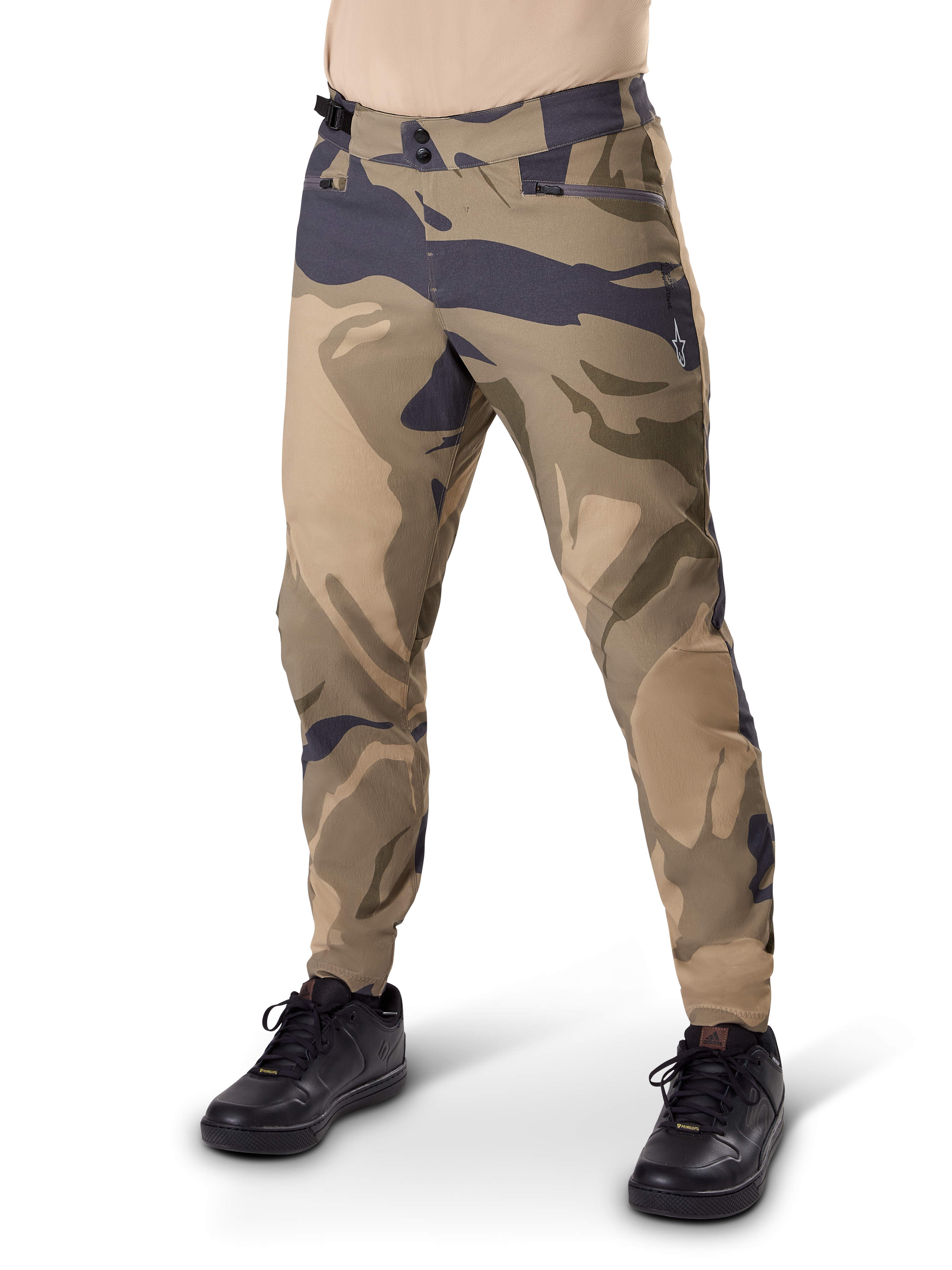 Alpinestars A-Dura Camo Pant, pantalones de ciclismo MTB, camuflaje marrón, cuentan con cierre de doble broche y bolsillos con cremallera, ajuste regular para ciclismo de montaña todoterreno, usados con zapatillas negras