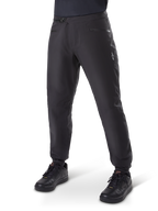 Pantalones impermeables Alpinestars A-Dura, pantalones de ciclismo MTB, color negro, con cierre de trinquete en la cintura, bolsillos con cremallera y logotipo Astars blanco en el muslo, mostrados con zapatillas de ciclismo negras para rutas por senderos en cualquier clima