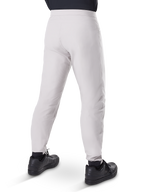 Alpinestars A-Dura Waterproof Pants, pantalones de ciclismo MTB, Gris Titanio, vista trasera que muestra las piernas entalladas y los puños elásticos, usados con zapatillas negras, equipo técnico impermeable para ciclismo de montaña