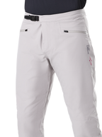Alpinestars A-Dura Waterproof Pants, pantalones de MTB, gris titanio, vista frontal que muestra el cierre de trinquete negro en la cintura y los bolsillos para las manos con cremallera, construcción impermeable duradera para el ciclismo de montaña