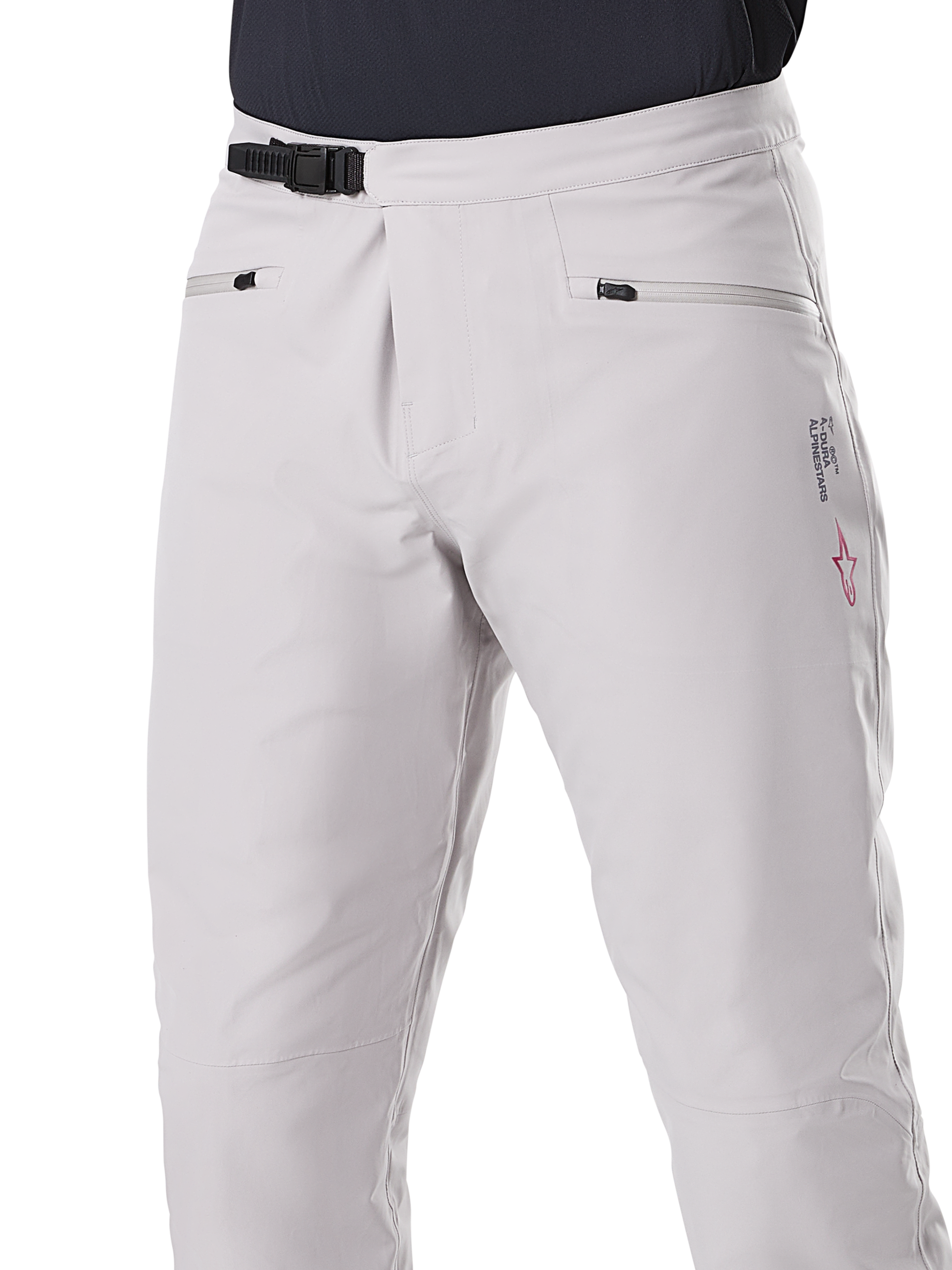 Alpinestars A-Dura Waterproof Pants, pantalones de MTB, gris titanio, vista frontal que muestra el cierre de trinquete negro en la cintura y los bolsillos para las manos con cremallera, construcción impermeable duradera para el ciclismo de montaña