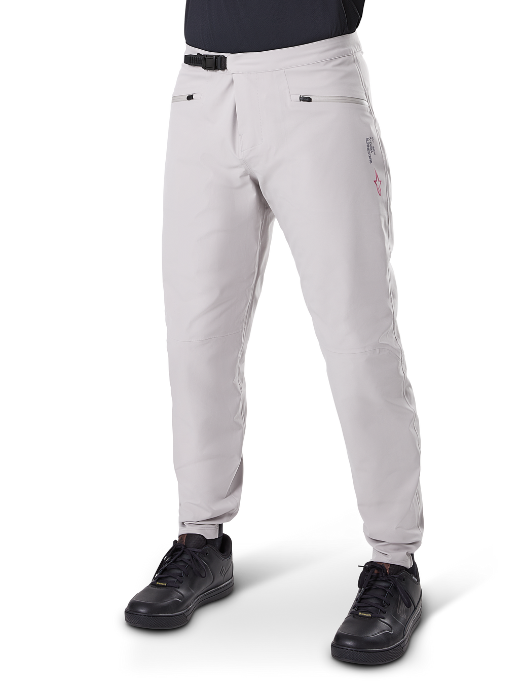 Alpinestars A-Dura Waterproof Pants, pantalones de ciclismo de montaña, gris titanio, con cierre de trinquete negro en la cintura y bolsillos con cremallera, piernas ajustadas con puños elásticos, usados con calzado negro, construcción impermeable 3L duradera para ciclismo todoterreno