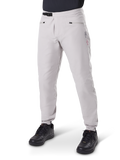 Alpinestars A-Dura Waterproof Pants, pantalones de ciclismo de montaña, gris titanio, con cierre de trinquete negro en la cintura y bolsillos con cremallera, piernas ajustadas con puños elásticos, usados con calzado negro, construcción impermeable 3L duradera para ciclismo todoterreno
