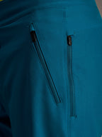 Bolsillos con doble cremallera en los shorts Alpinestars A-Dura Ride Blue Green, con tejido elástico en 4 direcciones.