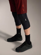 Pantalones Alpinestars A-Dura Ride burdeos, shorts de MTB elásticos con logotipo distintivo, rodilleras y calzado negros.