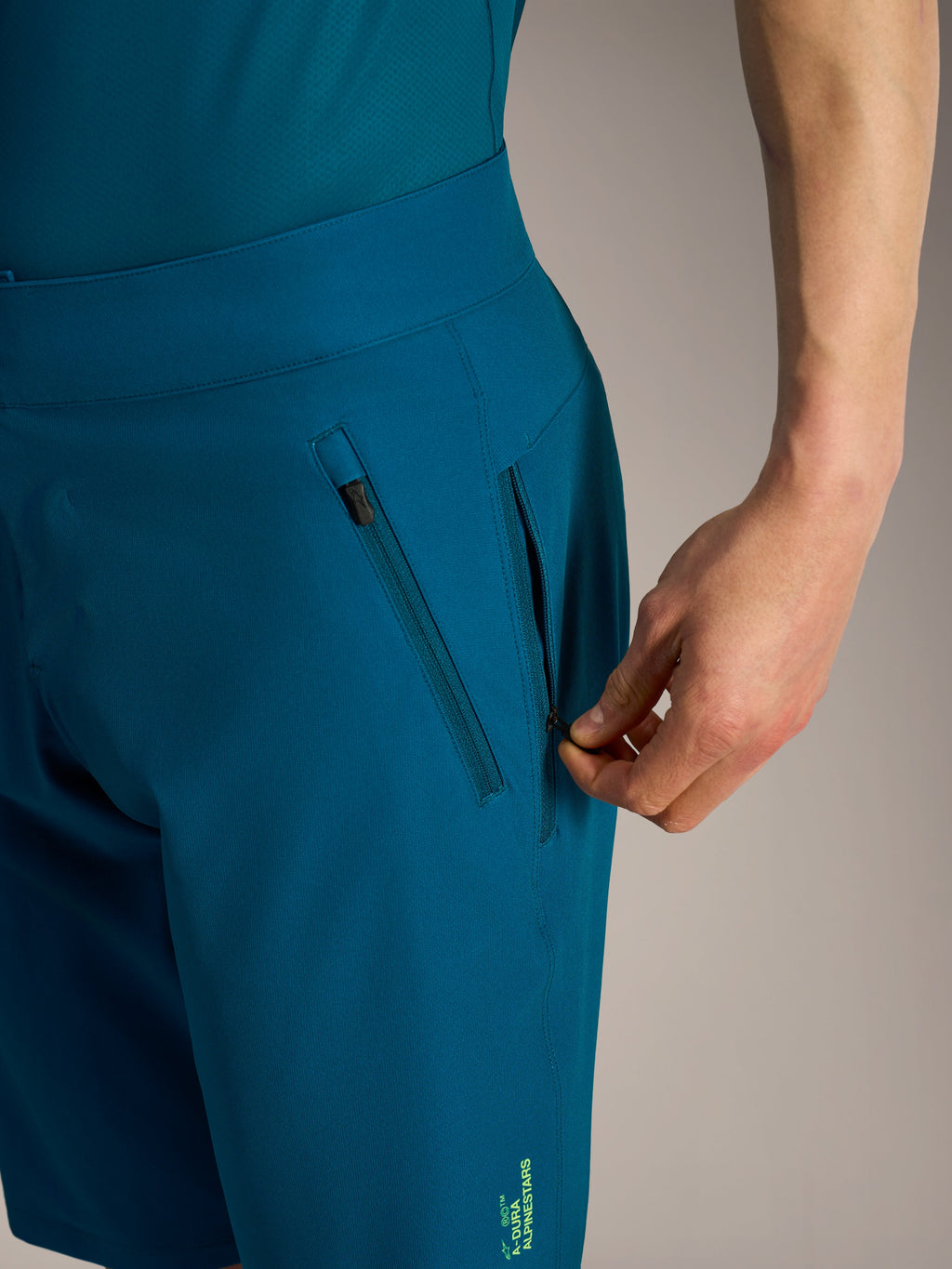 Pantalones cortos Alpinestars A-Dura Ride azul verde, con bolsillo lateral con cremallera y tejido elástico de MTB.
