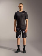 Pantalones cortos Alpinestars A-Dura Ride en Black Camo con camiseta técnica negra, versatilidad para ciclismo de montaña.