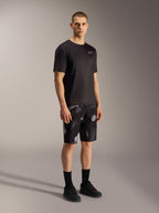 A-Dura Ride Pantalones cortos en Black Camo, shorts de MTB Alpinestars con camuflaje gris, jersey y calzado negro.
