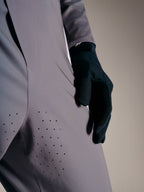 Pantalones A-Supra Elite gris degradado con ventilación láser en el muslo, equipación técnica de MTB de Alpinestars.