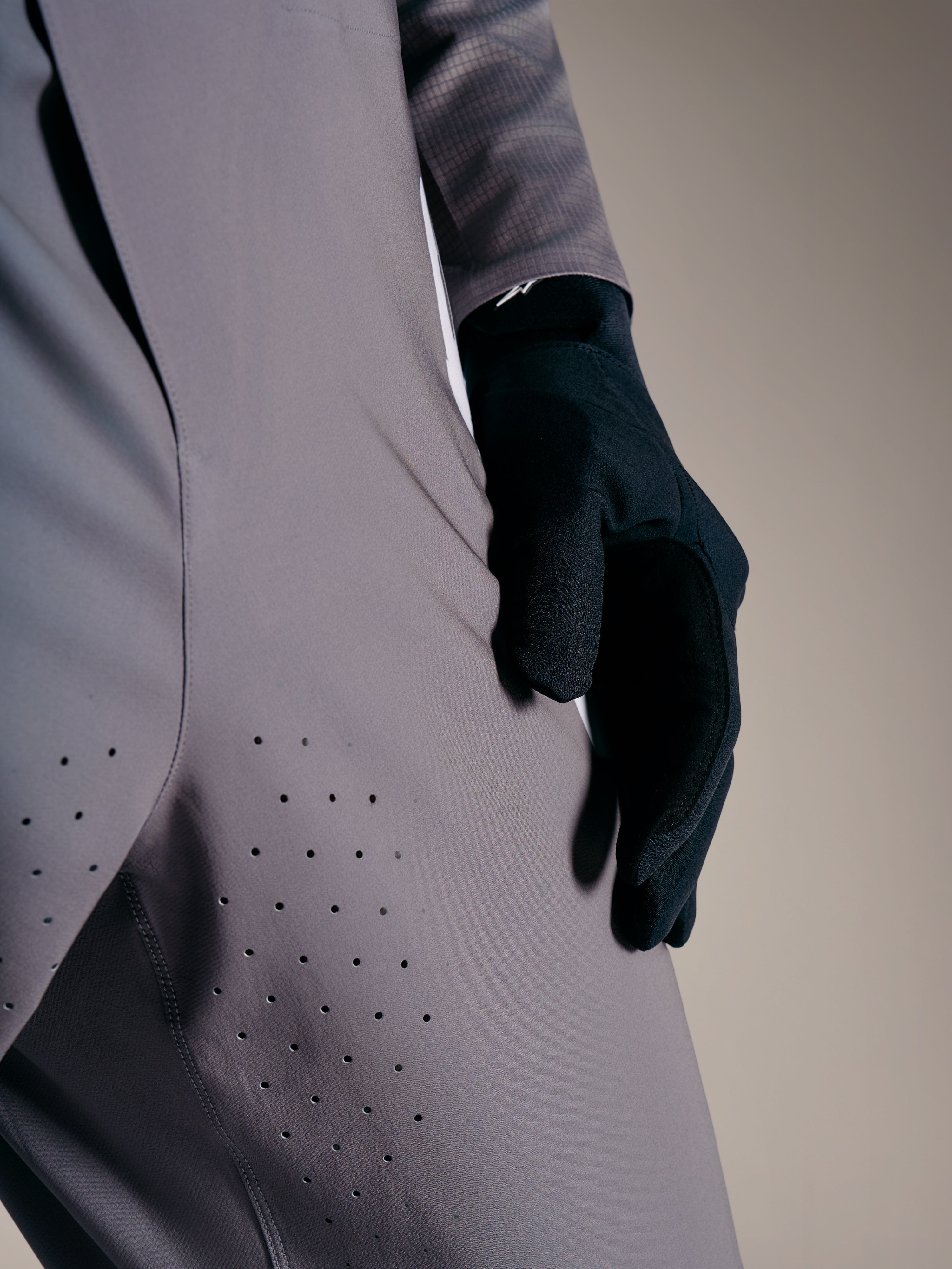 Pantalones A-Supra Elite gris degradado con ventilación láser en el muslo, equipación técnica de MTB de Alpinestars.