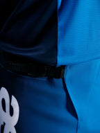 Pantalones A-Supra Elite azul brillante, con cierre de trinquete negro para un ajuste seguro y regulable en el sendero.