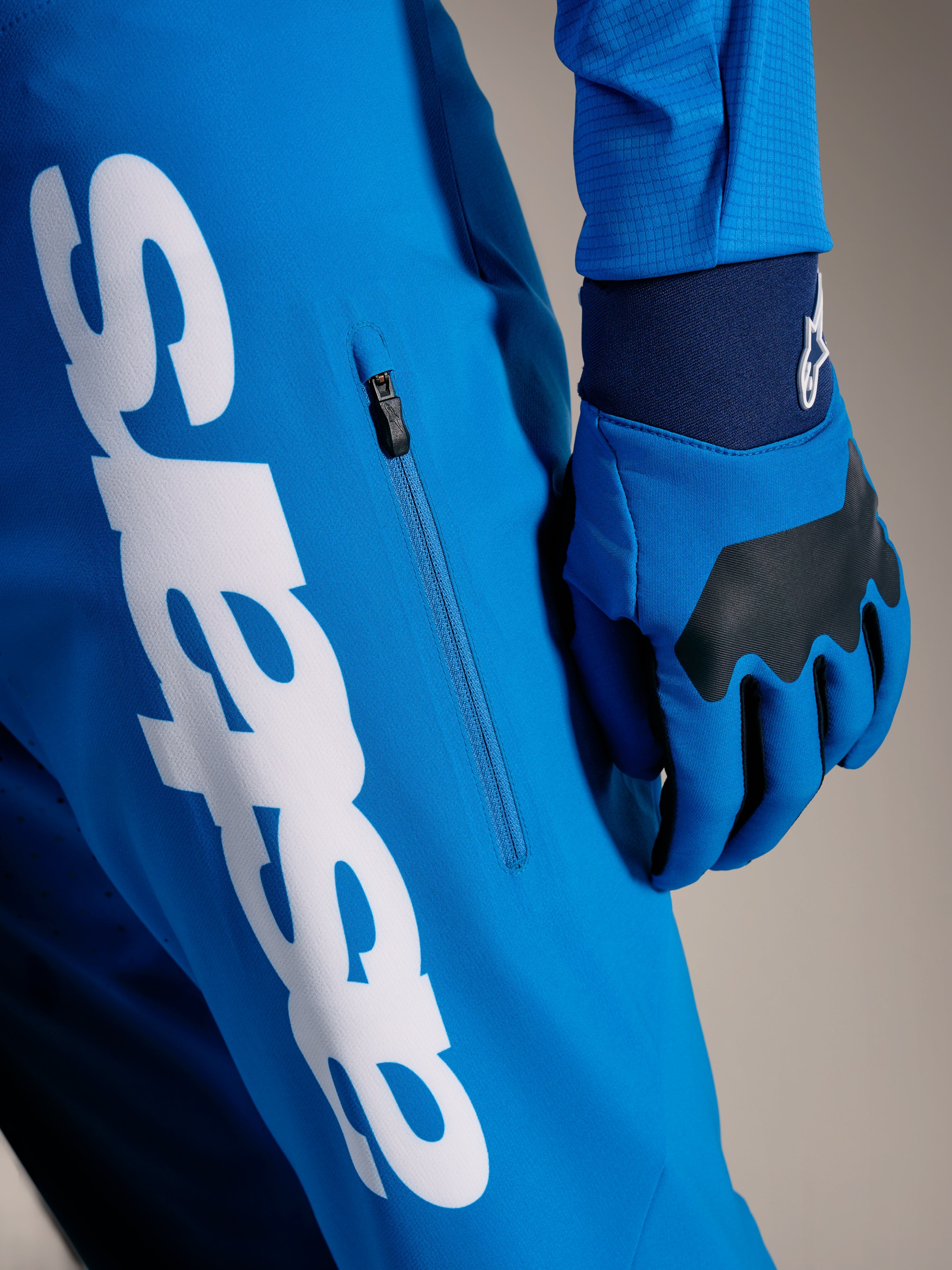 Pantalones MTB A-Supra Elite en azul brillante degradado, con logotipo Astars blanco y bolsillo con cremallera
