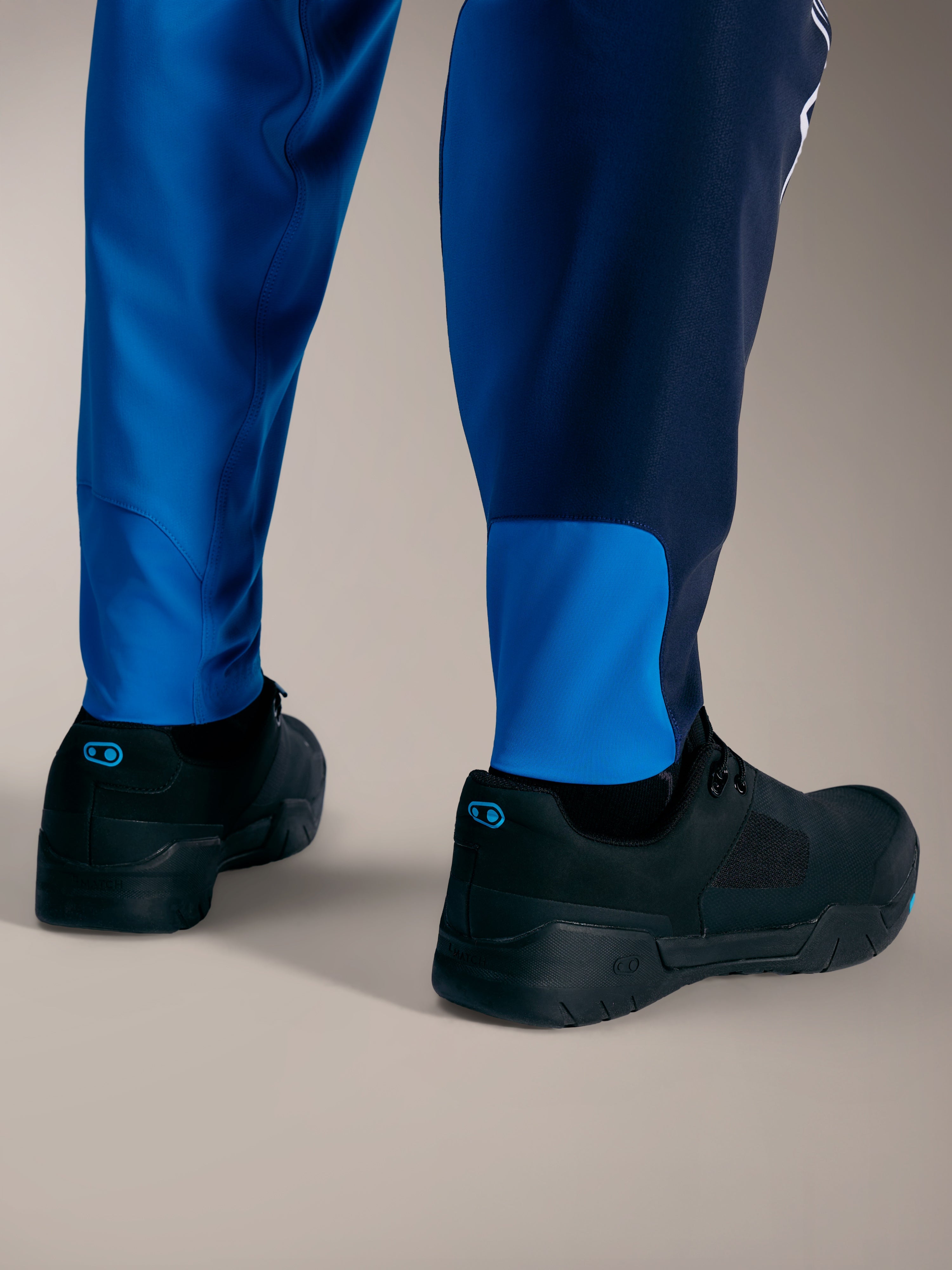 Pantalones Alpinestars A-Supra Elite azul brillante, con puños elásticos ajustados y tejido elástico de alto rendimiento.