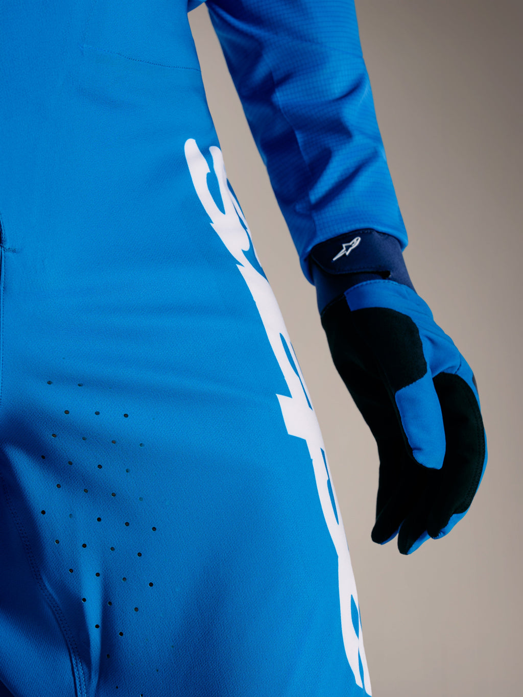 Pantalones A-Supra Elite azul brillante con ventilación láser y logotipo Astars blanco en tejido elástico premium.
