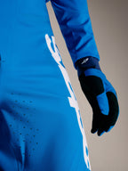 Pantalones A-Supra Elite azul brillante con ventilación láser y logotipo Astars blanco en tejido elástico premium.