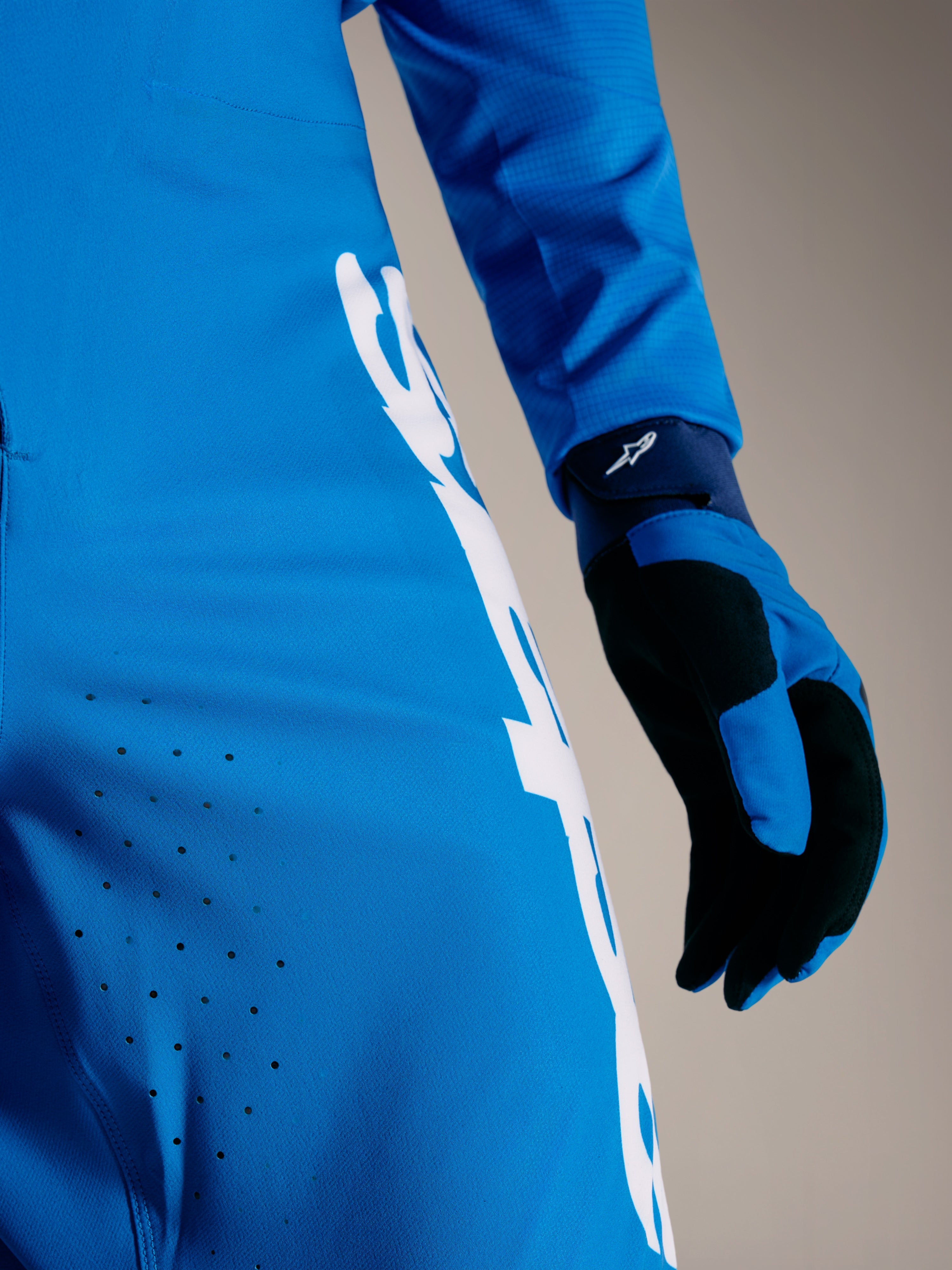 Pantalones A-Supra Elite azul brillante con ventilación láser y logotipo Astars blanco en tejido elástico premium.