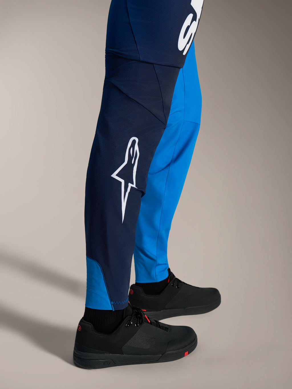 Pantalones de MTB Alpinestars A-Supra Elite, azul brillante degradado, con logo Astars blanco y diseño ajustado.