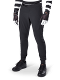 Pantalones Alpinestars A-Aria Elite, pantalones negros de ciclismo de montaña, con ventilación cortada por láser en los muslos y cierre de hebilla magnética, usados con jersey y guantes de rayas blancas y negras, equipamiento de MTB de alto rendimiento para ciclismo fuera de pista