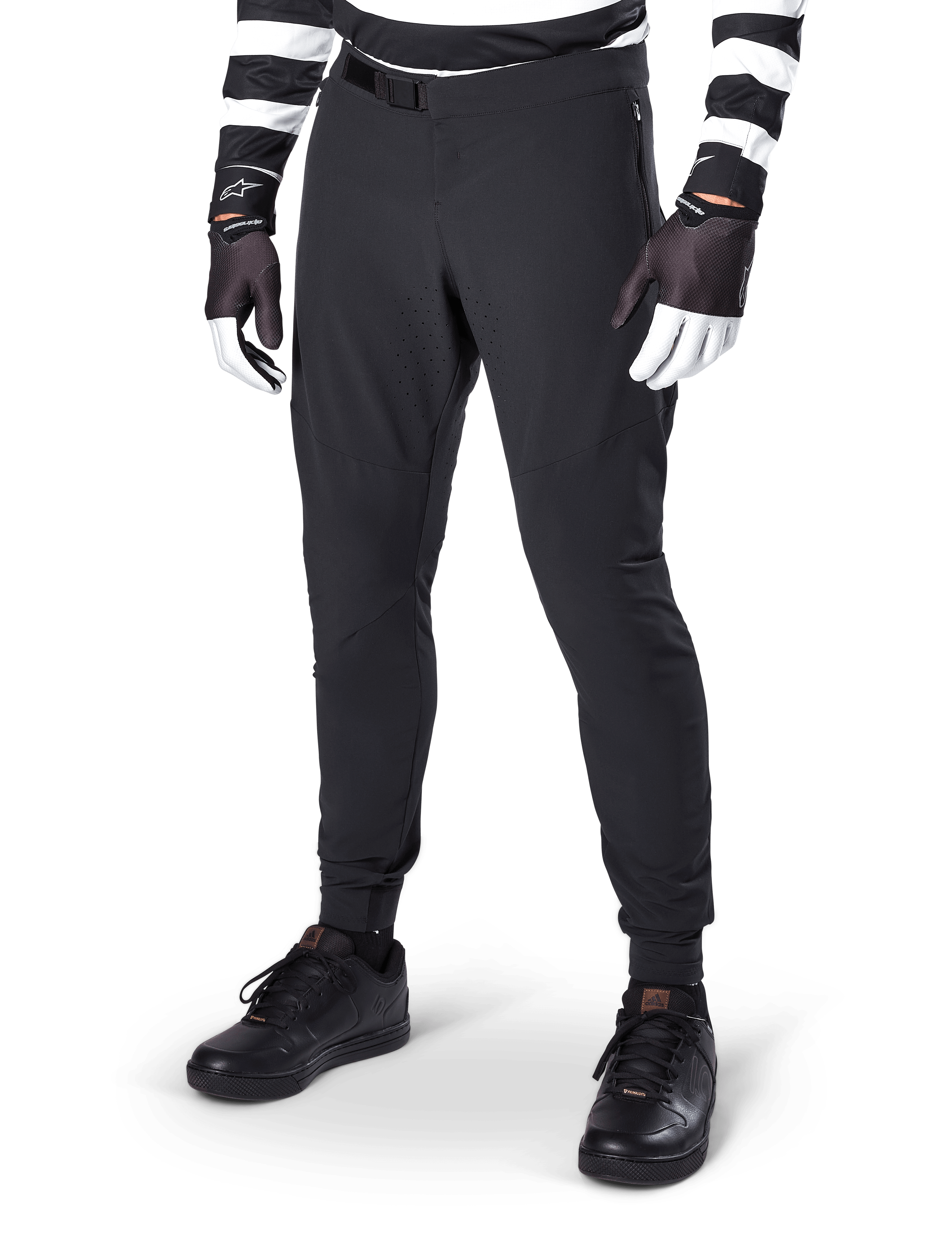 Pantalones Alpinestars A-Aria Elite, pantalones negros de ciclismo de montaña, con ventilación cortada por láser en los muslos y cierre de hebilla magnética, usados con jersey y guantes de rayas blancas y negras, equipamiento de MTB de alto rendimiento para ciclismo fuera de pista