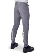 Pantalones Alpinestars A-Aria Elite, pantalones de MTB, gris oscuro, con logotipos blancos verticales de Alpinestars en la parte posterior de las piernas, orificios de ventilación cortados con láser, puños elásticos y ajuste de rendimiento para ciclismo de montaña