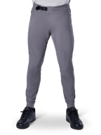 Pantalones Alpinestars A-Aria Elite, pantalones de ciclismo de montaña, gris oscuro, con perforaciones láser en la parte interna de los muslos para ventilación y cierre de hebilla magnética en la cintura, ajuste de rendimiento con perneras entalladas, usados con zapatillas deportivas negras
