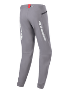 Pantalones Alpinestars A-Dura Elite, pantalones de ciclismo MTB, Gris oscuro, vista trasera con logotipos Alpinestars en blanco en las piernas, pequeña etiqueta roja en la cintura y bolsillo con cremallera, diseño técnico para ciclismo de montaña