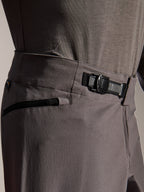 Alpinestars A-Dura Elite Pants, pantalones de MTB, gris oscuro, vista de primer plano que muestra el sistema de cierre frontal de trinquete y el bolsillo con cremallera, equipamiento técnico de ciclismo para bicicleta de montaña