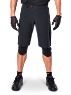Alpinestars A-Aria Elite Shorts, shorts de montaña, negros, usados con rodilleras y guantes negros, con ventilación cortada por láser y cintura con hebilla ajustable, equipamiento de ciclismo de alto rendimiento para MTB