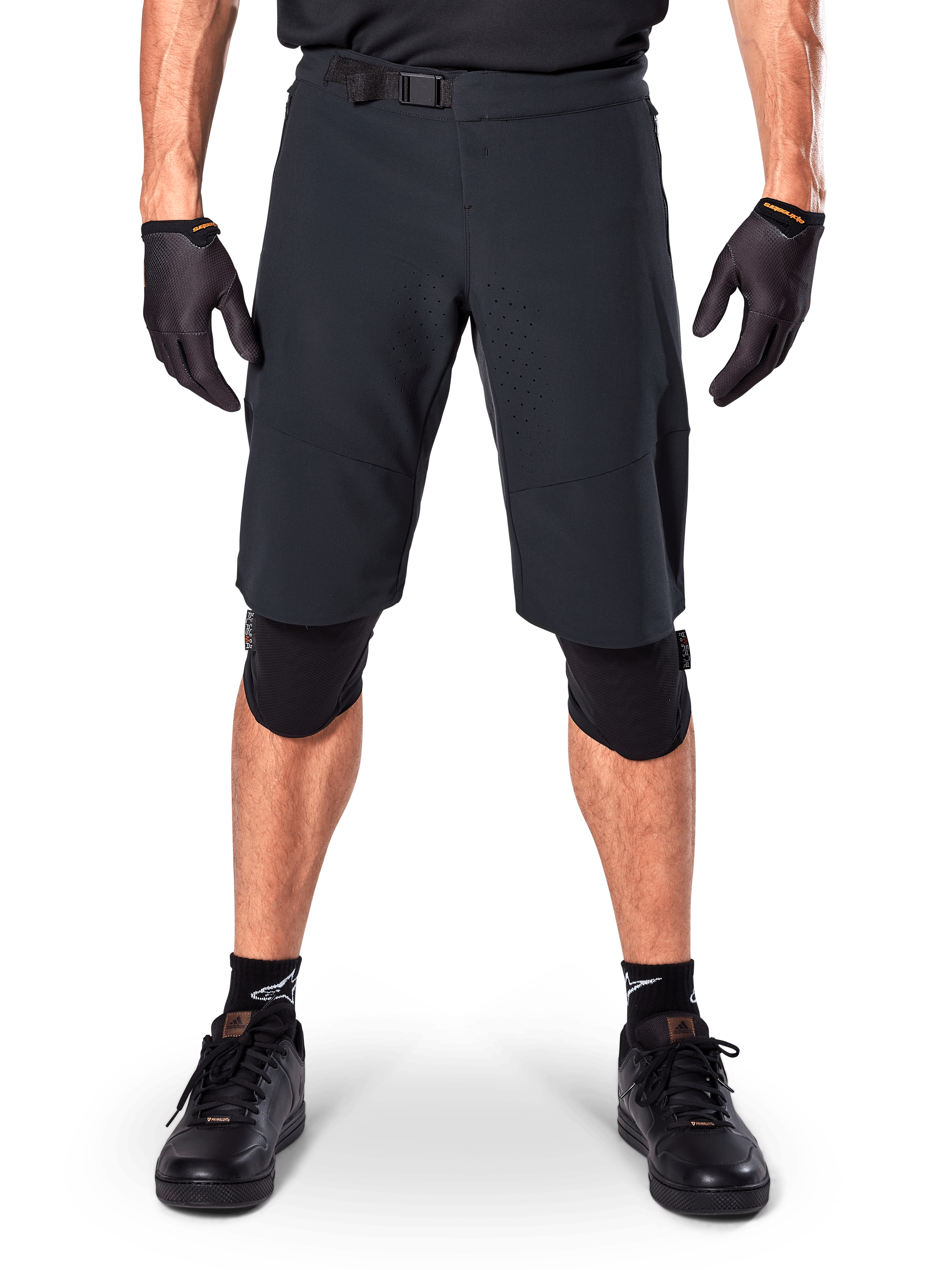 Alpinestars A-Aria Elite Shorts, shorts de montaña, negros, usados con rodilleras y guantes negros, con ventilación cortada por láser y cintura con hebilla ajustable, equipamiento de ciclismo de alto rendimiento para MTB