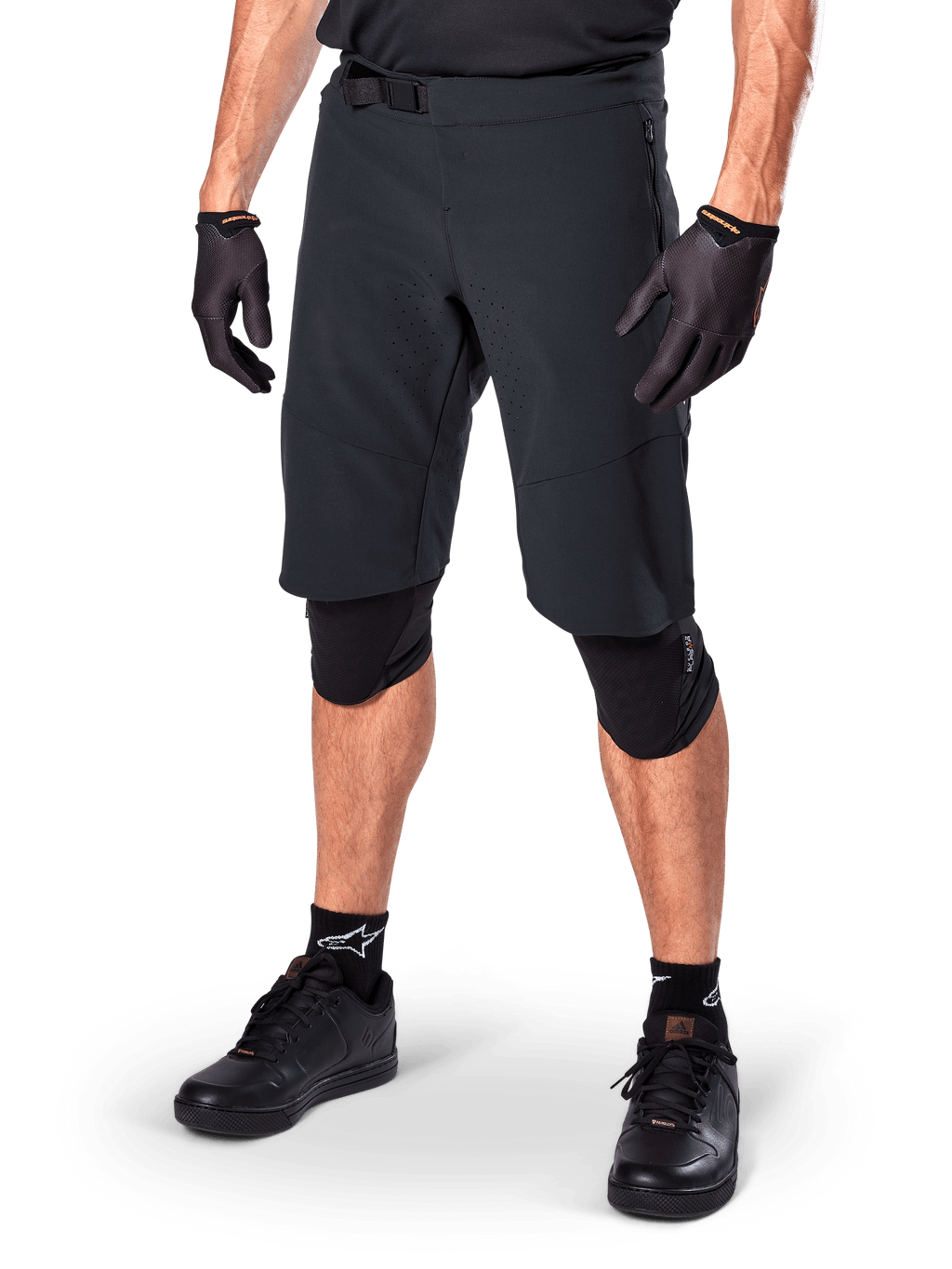 Shorts Alpinestars A-Aria Elite, shorts de ciclismo negros, usados con guantes y rodilleras negros a juego, con hebilla magnética y perforaciones cortadas con láser, diseño estilizado para ciclismo de montaña todoterreno