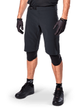 Shorts Alpinestars A-Aria Elite, shorts de ciclismo negros, usados con guantes y rodilleras negros a juego, con hebilla magnética y perforaciones cortadas con láser, diseño estilizado para ciclismo de montaña todoterreno