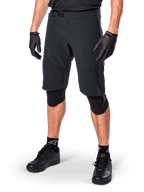 Shorts Alpinestars A-Aria Elite, shorts de ciclismo negros, usados con guantes y rodilleras negros a juego, con hebilla magnética y perforaciones cortadas con láser, diseño estilizado para ciclismo de montaña todoterreno
