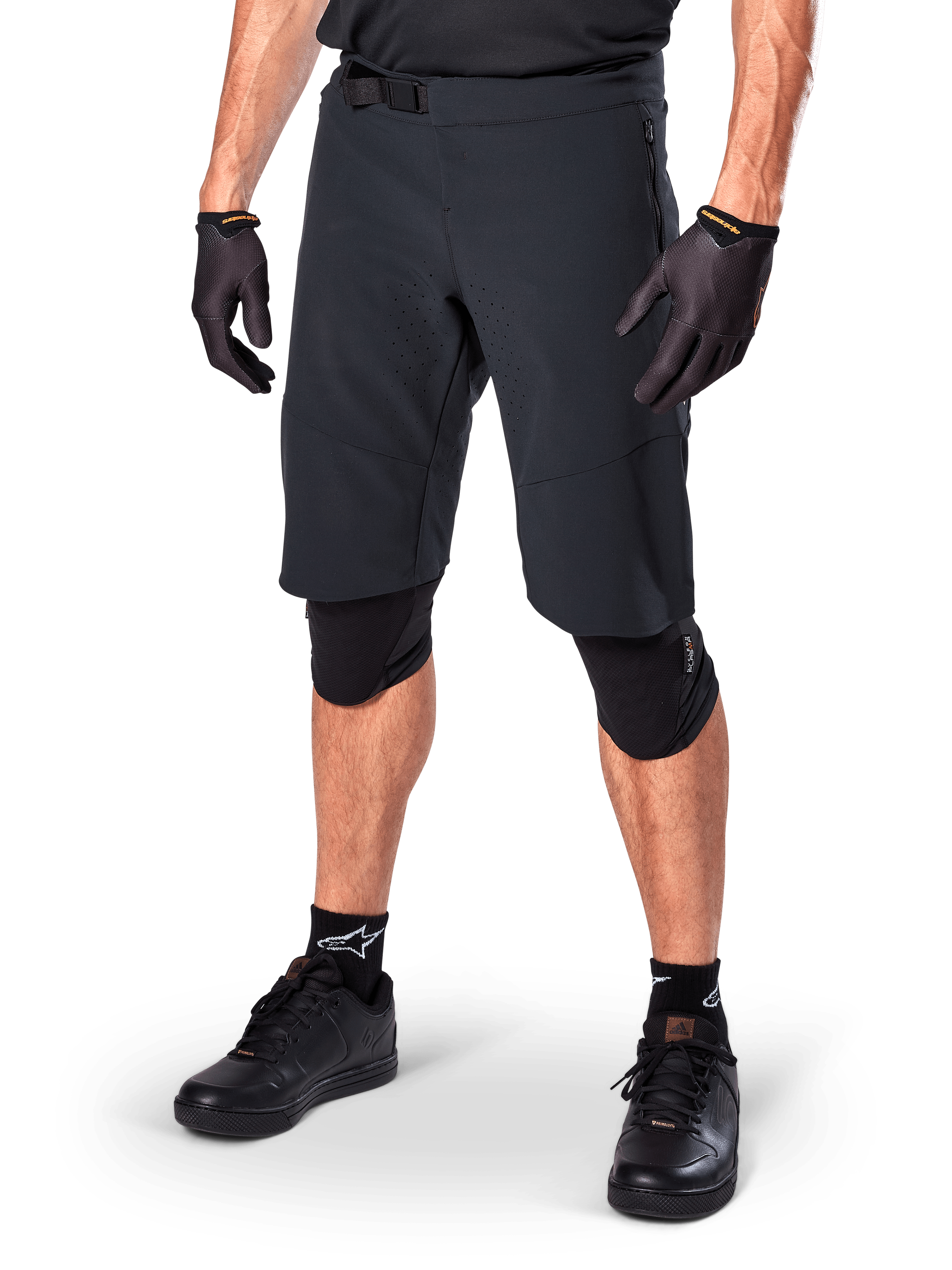 Shorts Alpinestars A-Aria Elite, shorts de ciclismo negros, usados con guantes y rodilleras negros a juego, con hebilla magnética y perforaciones cortadas con láser, diseño estilizado para ciclismo de montaña todoterreno