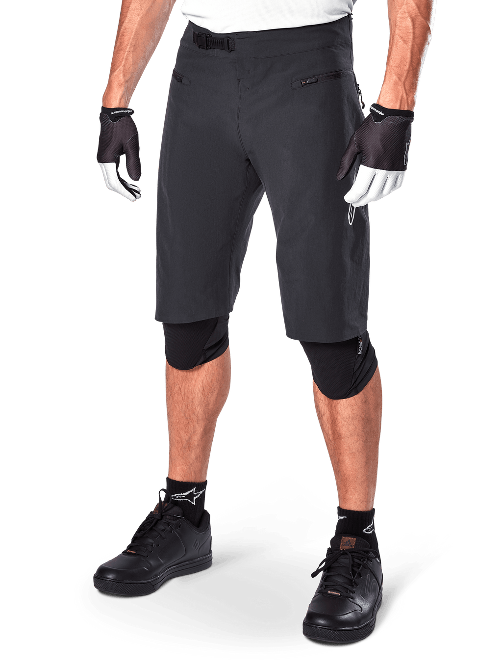 Alpinestars A-Aria Shorts, pantalones cortos de ciclismo de montaña, negros, a la altura de la rodilla con bolsillos delanteros con cremallera y hebilla de trinquete ajustable en la cintura, usados con rodilleras negras, calcetines y guantes de ciclismo