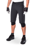 Alpinestars A-Aria Shorts, pantalones cortos de ciclismo de montaña, negros, a la altura de la rodilla con bolsillos delanteros con cremallera y hebilla de trinquete ajustable en la cintura, usados con rodilleras negras, calcetines y guantes de ciclismo