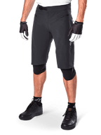 Alpinestars A-Aria Shorts, pantalones cortos de ciclismo de montaña, negros, a la altura de la rodilla con bolsillos delanteros con cremallera y hebilla de trinquete ajustable en la cintura, usados con rodilleras negras, calcetines y guantes de ciclismo