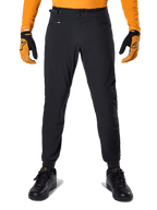 Pantalones Alpinestars A-Dura, pantalones de ciclismo de montaña, negros, combinados con un jersey naranja de manga larga y guantes negros y naranjas, con cierre de doble broche y ajustadores laterales de cintura, tejido duradero para ciclismo de montaña