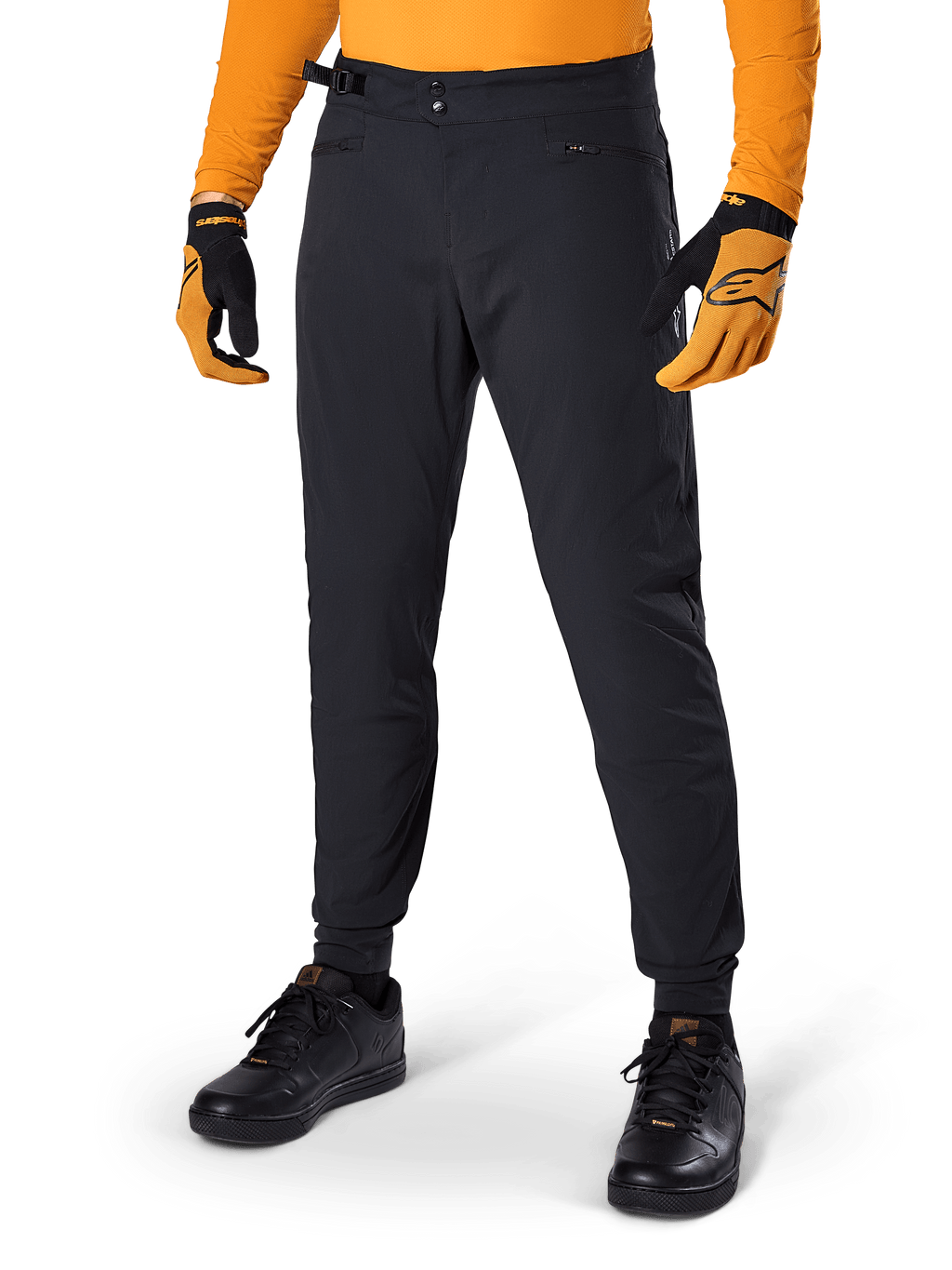 Alpinestars A-Dura Pants, pantalones para ciclismo de montaña, negro, ajustadores laterales de cintura y bolsillos con cremallera, combinados con jersey y guantes naranjas, ajuste deportivo regular para la práctica de MTB