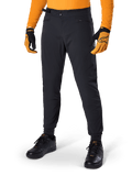Alpinestars A-Dura Pants, pantalones para ciclismo de montaña, negro, ajustadores laterales de cintura y bolsillos con cremallera, combinados con jersey y guantes naranjas, ajuste deportivo regular para la práctica de MTB