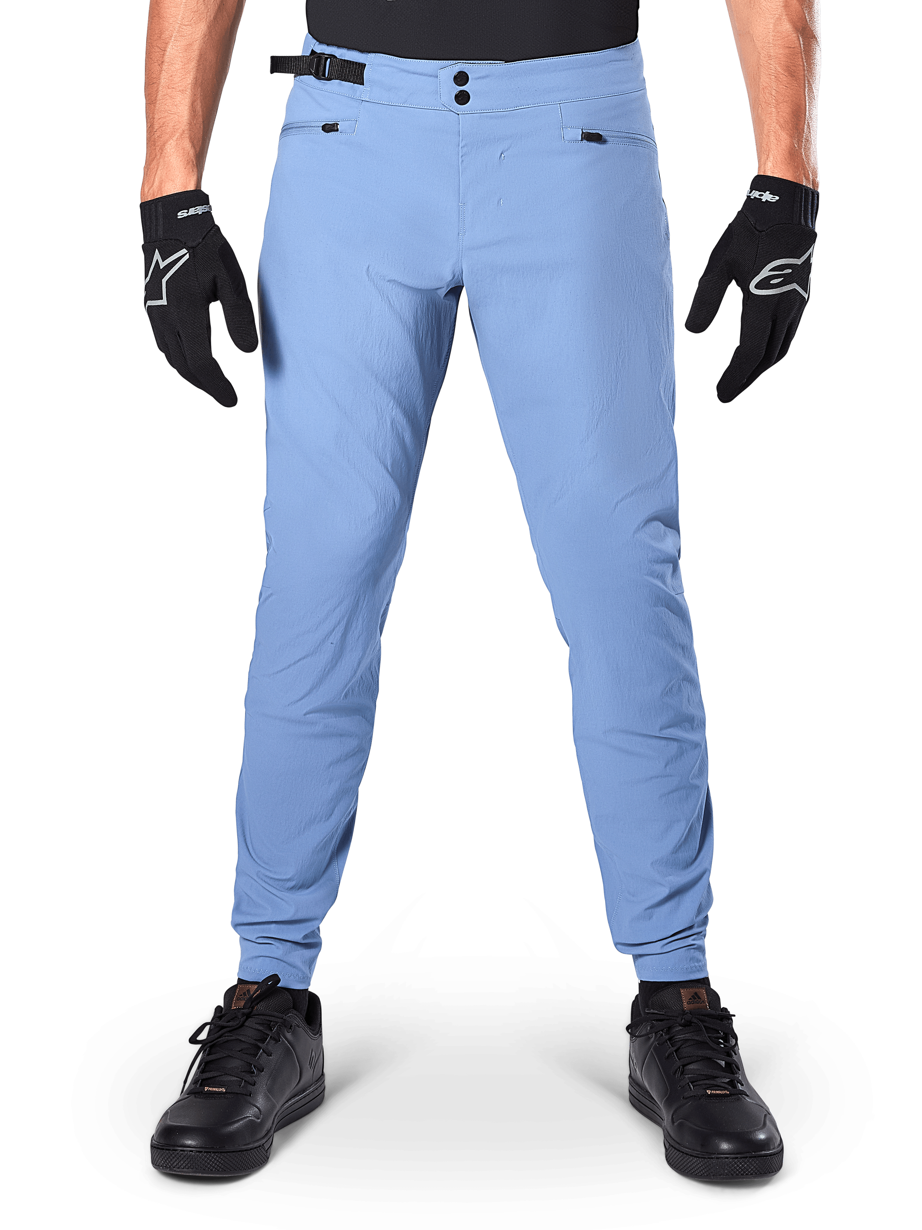 Pantalones Alpinestars A-Dura, pantalones de MTB, Infinity Blue, pantalones de ciclismo de montaña azul claro con cierre de doble broche y bolsillos con cremallera, usados con guantes negros y zapatillas negras, ajuste regular con puños elásticos