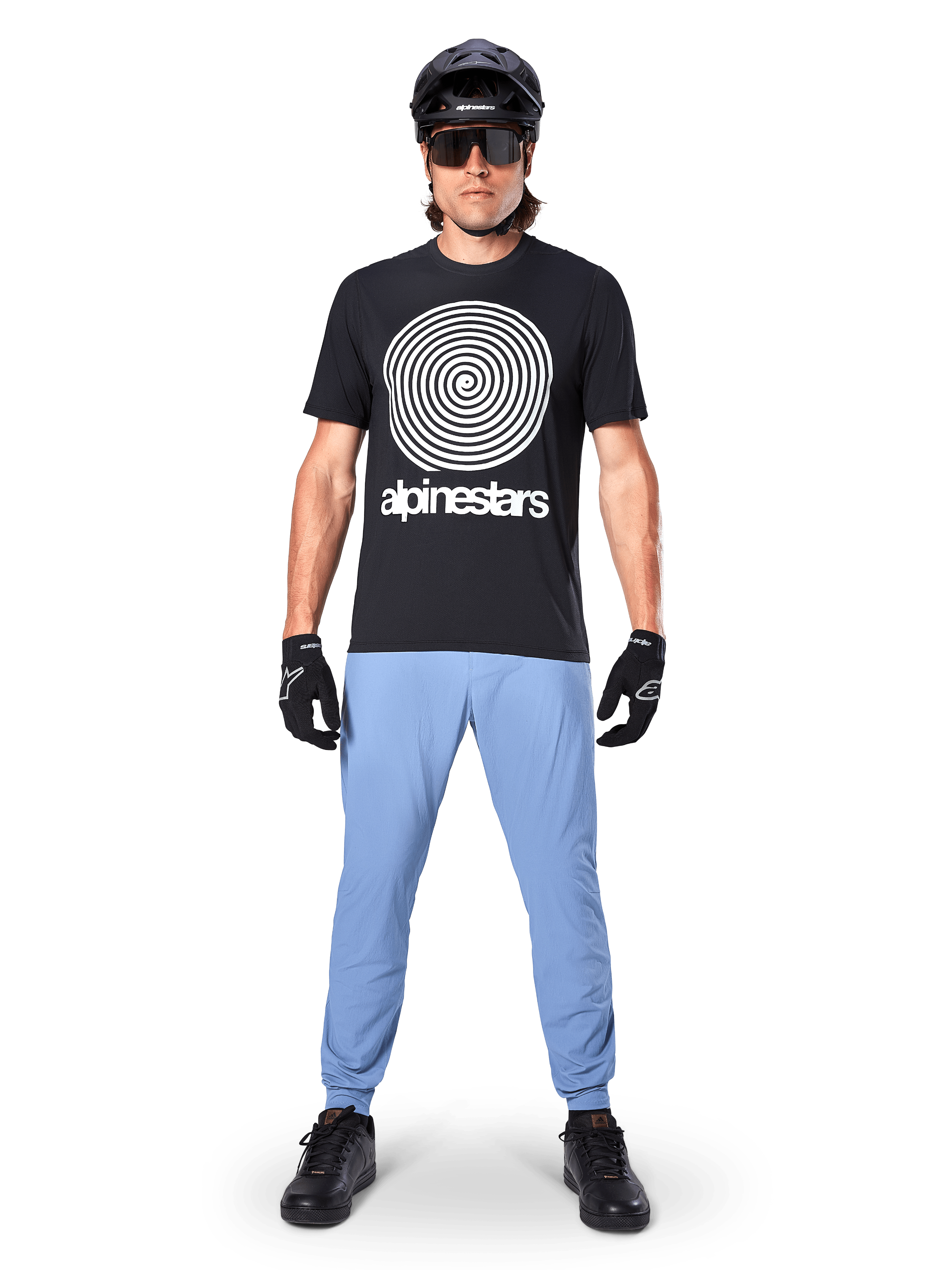 Pantalones Alpinestars A-Dura, Azul Infinito, pantalones de MTB usados con una camiseta negra con gráfico de espiral, guantes negros y casco negro, con un tejido elástico duradero y puños elásticos, equipamiento de alto rendimiento para bicicleta de montaña