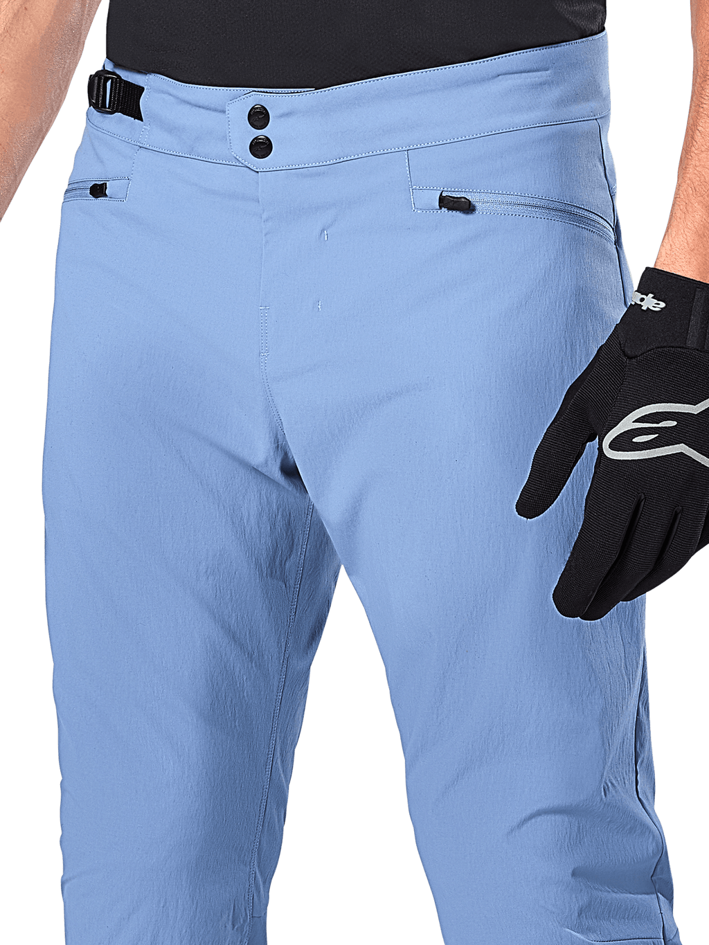Pantalones Alpinestars A-Dura, pantalones de ciclismo MTB, Azul Infinity, primer plano de la cintura con cierre de doble broche y ajustador lateral, bolsillos con cremallera, usados con guantes Alpinestars negros