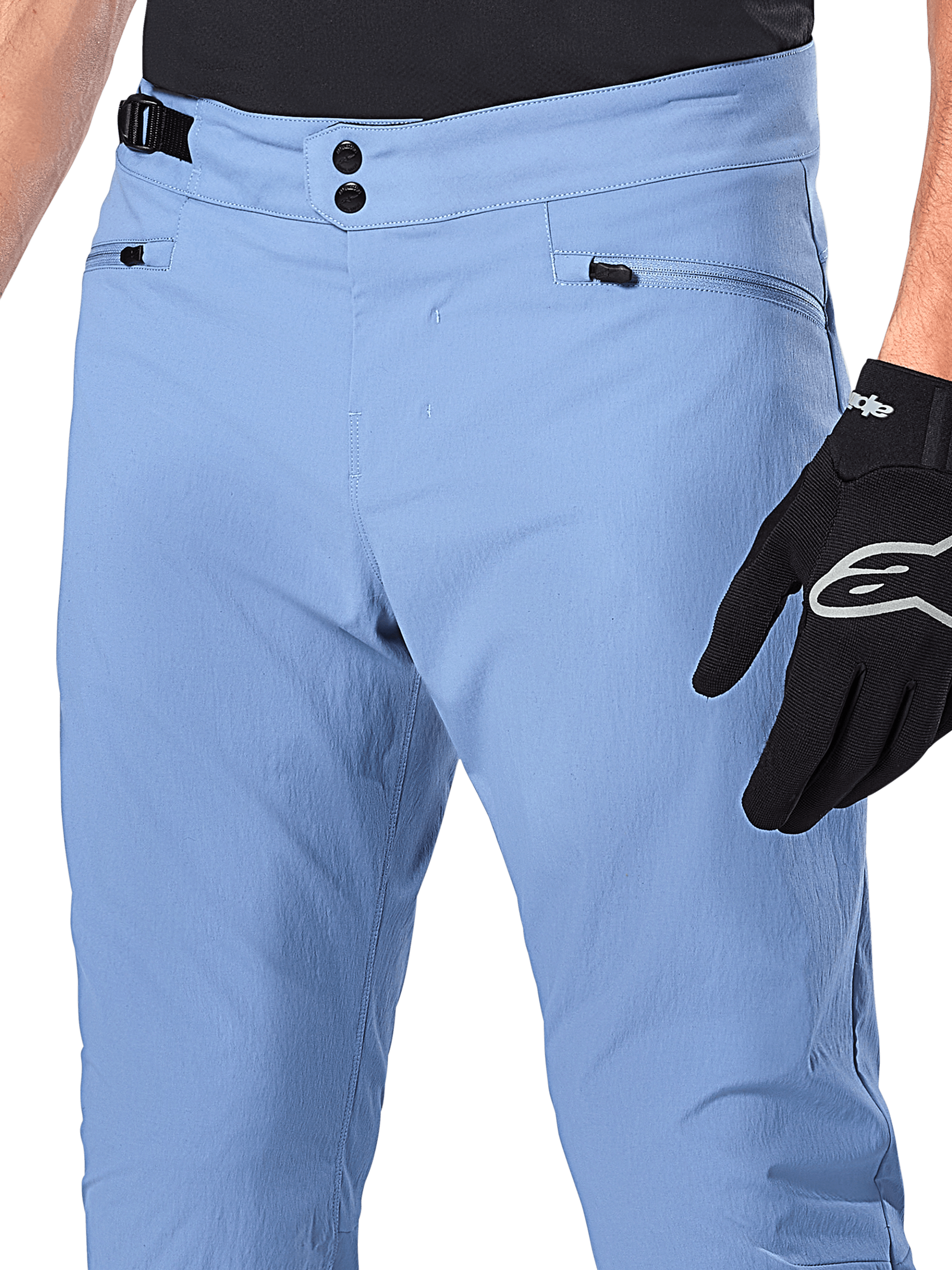 Pantalones Alpinestars A-Dura, pantalones de ciclismo MTB, Azul Infinity, primer plano de la cintura con cierre de doble broche y ajustador lateral, bolsillos con cremallera, usados con guantes Alpinestars negros