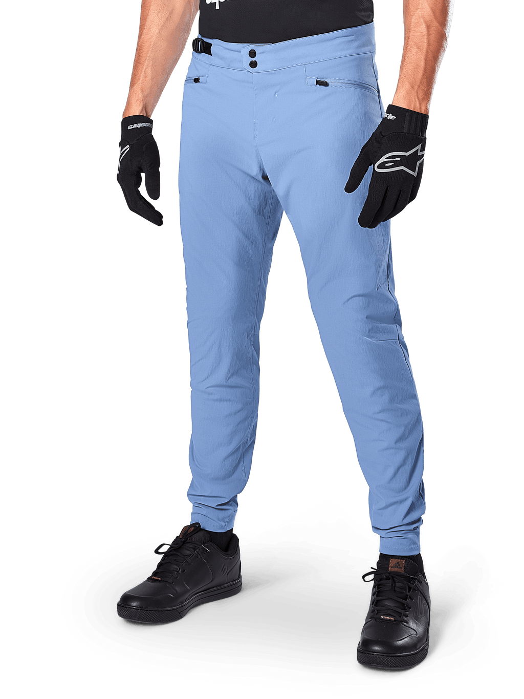 Alpinestars A-Dura Pants, pantalones de ciclismo MTB en color Infinity Blue, con cierre frontal de doble botón a presión y bolsillos con cremallera, combinados con guantes negros y calzado negro, tejido elástico en 2 direcciones duradero para ciclismo de montaña