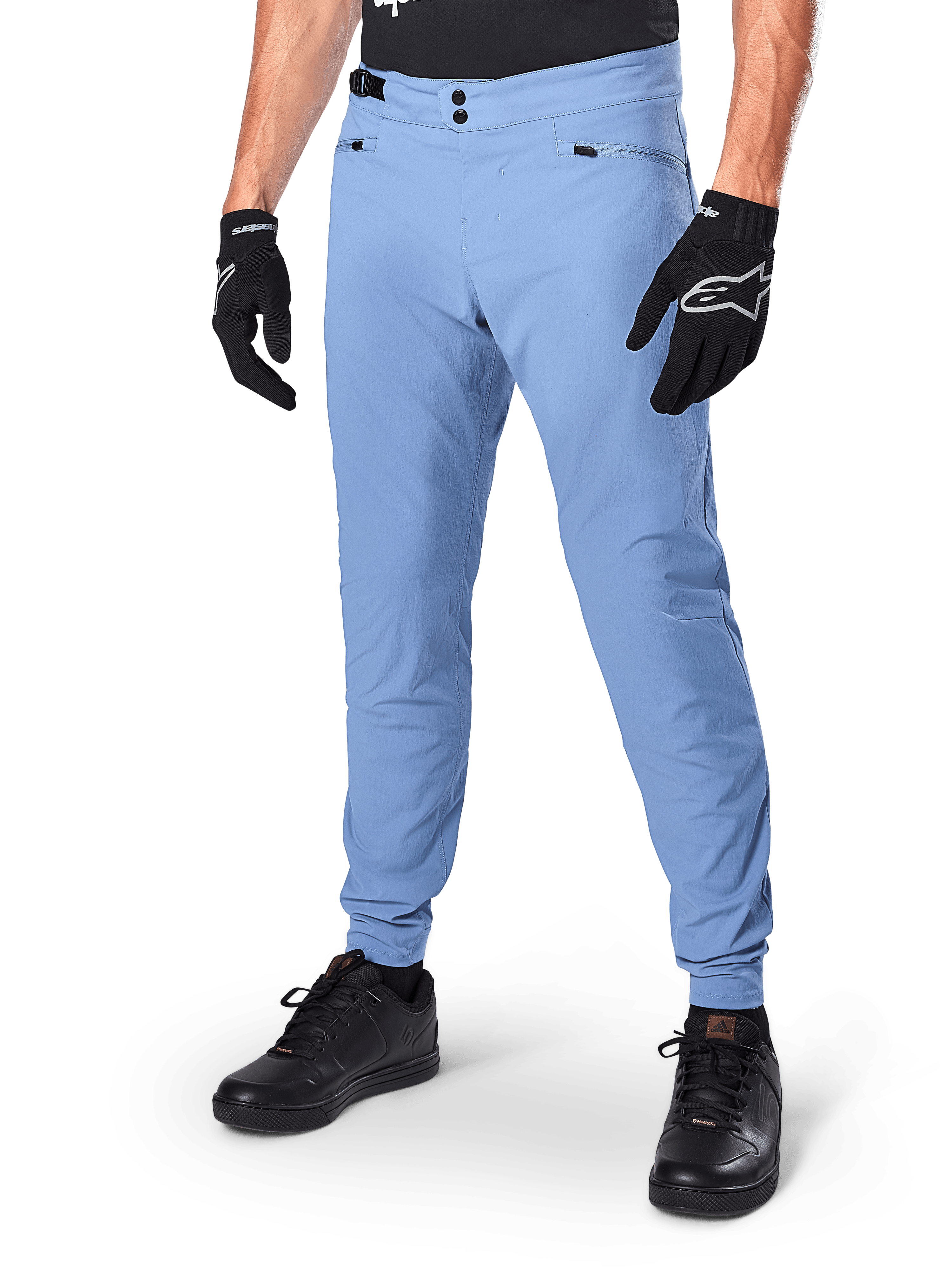 Alpinestars A-Dura Pants, pantalones de ciclismo MTB en color Infinity Blue, con cierre frontal de doble botón a presión y bolsillos con cremallera, combinados con guantes negros y calzado negro, tejido elástico en 2 direcciones duradero para ciclismo de montaña