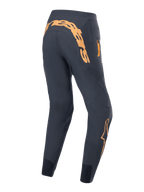 Pantalones Alpinestars A-Supra Race, pantalones de ciclismo MTB, negros con gráficos naranjas, vista trasera con un gran logotipo de Alpinestars en el canesú trasero, bolsillo lateral con cremallera y ajuste de rendimiento entallado con paneles de malla en los tobillos