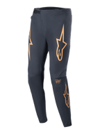 Alpinestars A-Supra Race Pants, pantalones de ciclismo MTB, negros con logotipos de estrella naranja prominentes en los muslos, cierre frontal de trinquete, ventilación perforada por láser y ajuste atlético cónico