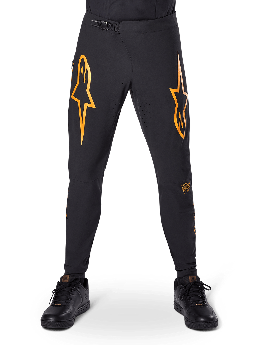 Alpinestars A-Supra Race Pants, pantalones de ciclismo MTB, negros con logotipos naranjas llamativos, con cierre de cintura de trinquete y ventilación perforada con láser, ajuste de rendimiento diseñado para carreras de bicicleta de montaña todoterreno