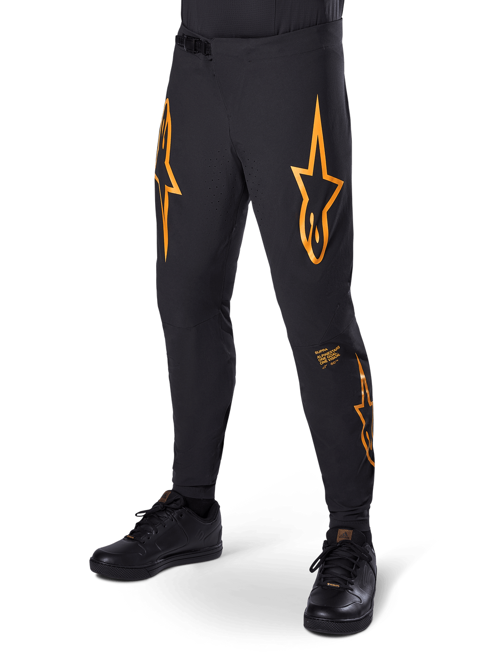 Alpinestars A-Supra Race Pants, negros con gráficos de estrellas naranjas, pantalones de carreras de MTB con ventilación perforada por láser y cierre de cintura con trinquete, ajuste de rendimiento para ciclismo de montaña