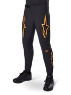 Alpinestars A-Supra Race Pants, negros con gráficos de estrellas naranjas, pantalones de carreras de MTB con ventilación perforada por láser y cierre de cintura con trinquete, ajuste de rendimiento para ciclismo de montaña